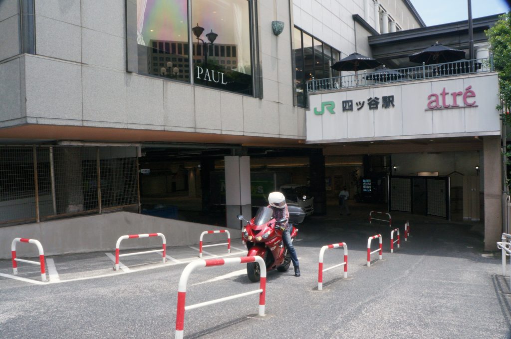 新宿区・四ッ谷駅周辺でバイク駐車場を探した